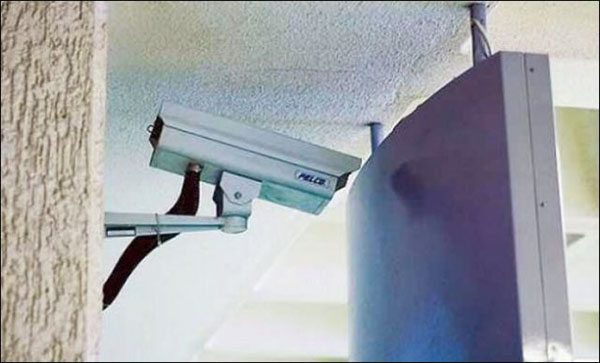 cámara de seguridad bloqueada por la pantalla del televisor 