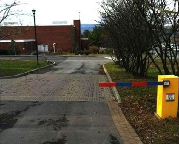 Barrera amarilla con rayas azules y rojas en la carretera abierta