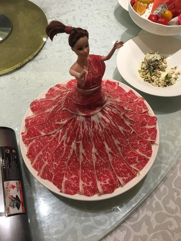 Los restaurantes Hipster fueron demasiado lejos con la comida al servir carne en una muñeca Barbie