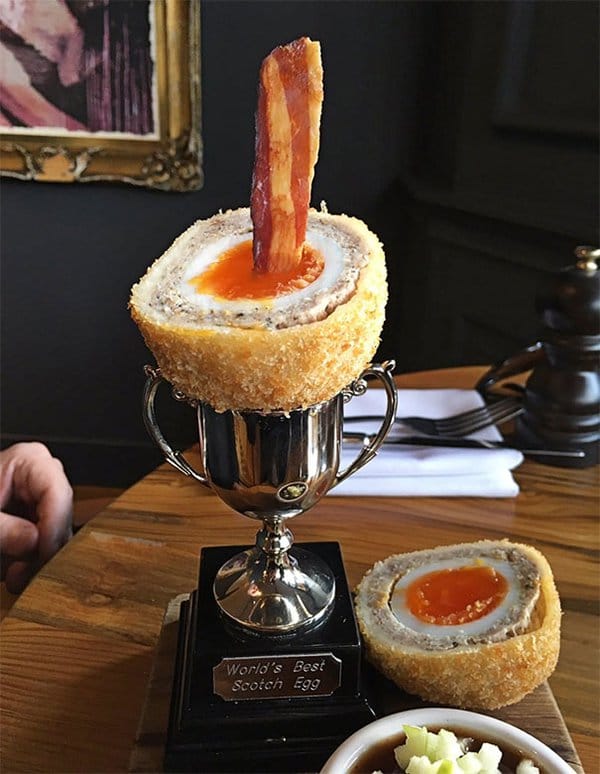 Los restaurantes Hipster fueron demasiado lejos con la comida que sirvió un trofeo de huevo escocés