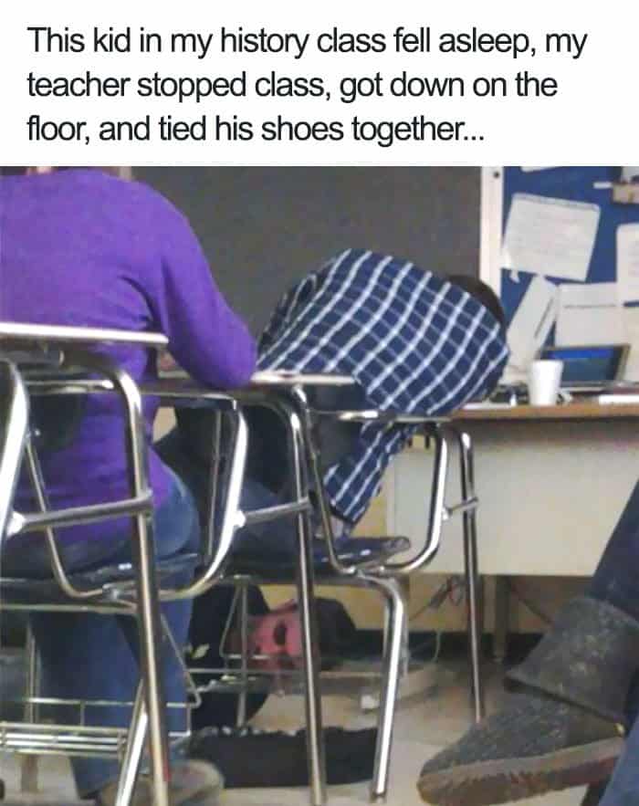 atar-los-cordones-de-zapatos-de-un-estudiante-dormido-estudiantes-trolling-estudiantes