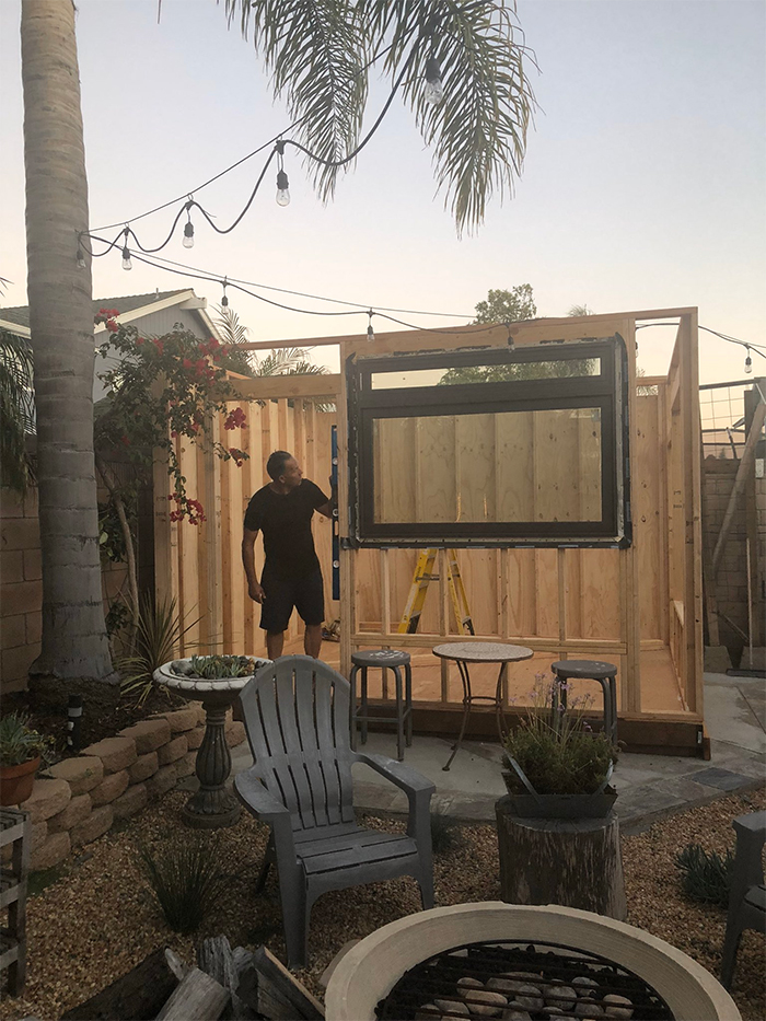 Papá construye una cafetería personal en su patio trasero