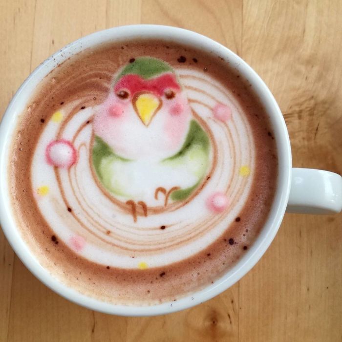 ku-san latte art pájaros loros verdes rosas