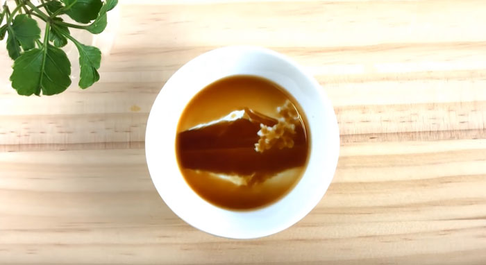 plato de salsa de soja redestu pintura oculta