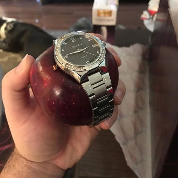 regalo de manzana-reloj-broma