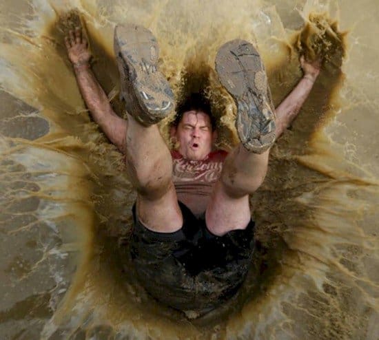 hombre cayendo en una piscina fangosa