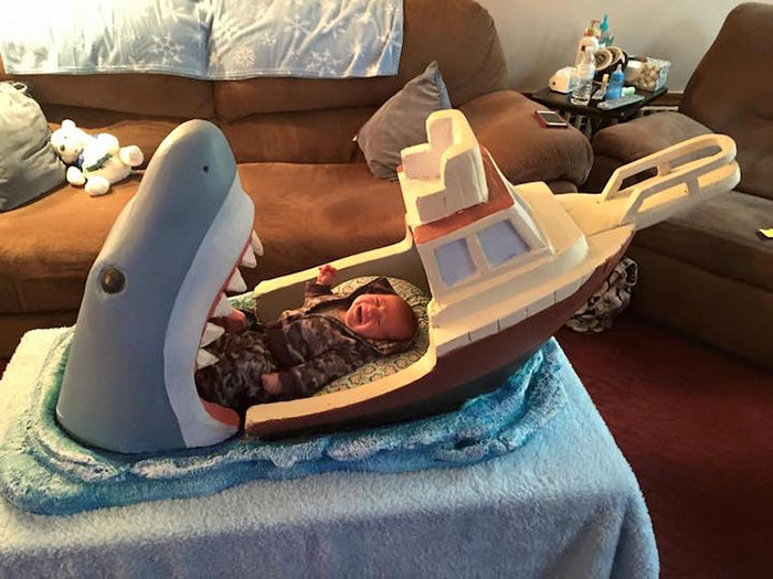 un bebé llorando en una cama de tiburones