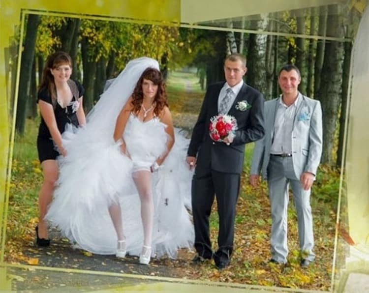 novia-arreglando-la-pierna-liga-gracioso-ruso-fotos de boda