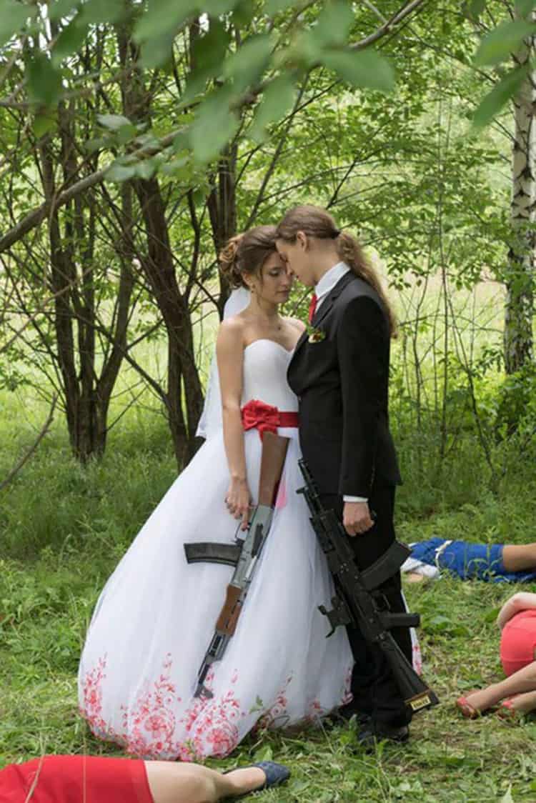 fotos-de-boda-rusa-divertida-de-recién casados-con-rifles