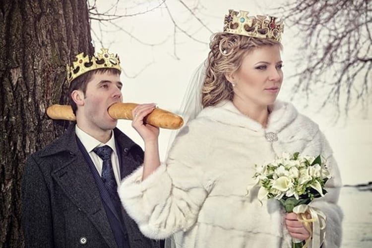 apuñalar-pan-carga-en-la-boca-del-novio-graciosas-fotos-de-boda-rusa