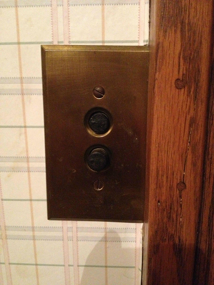 interruptores de luz viejos en una casa