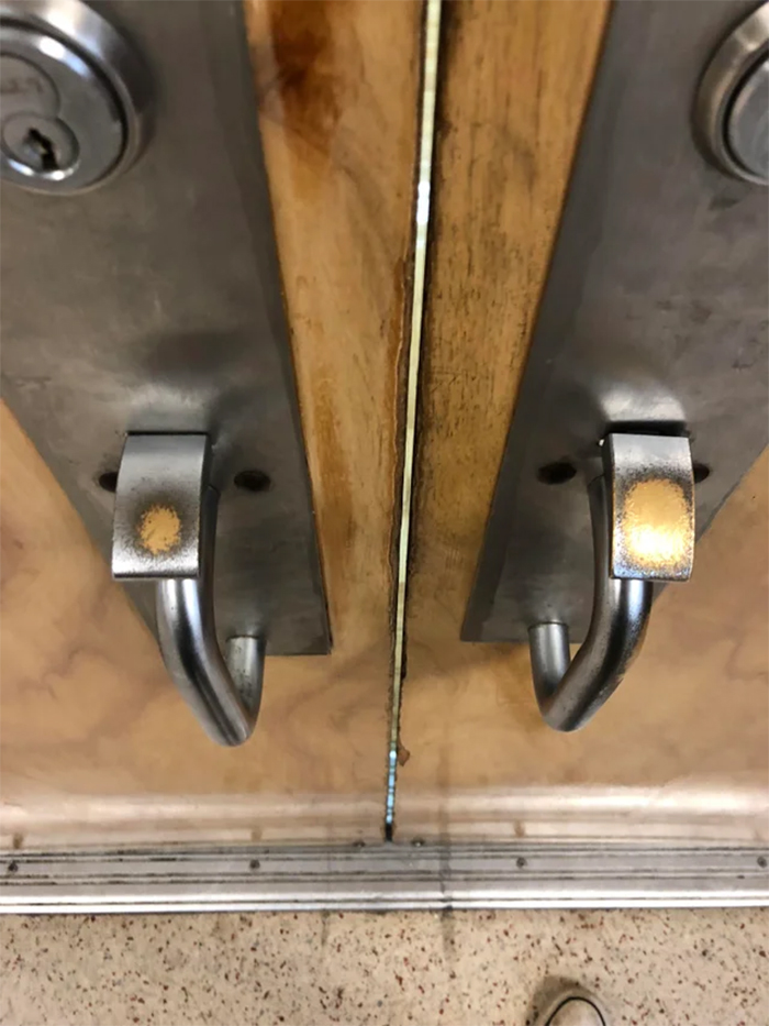 Imágenes de comparación de la perilla de la puerta en el lado derecho frente al izquierdo