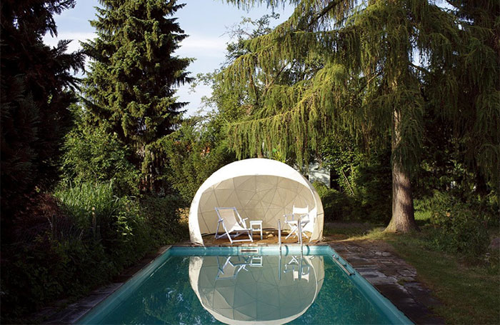 Un dosel de iglú cubre una cúpula de invernadero transparente