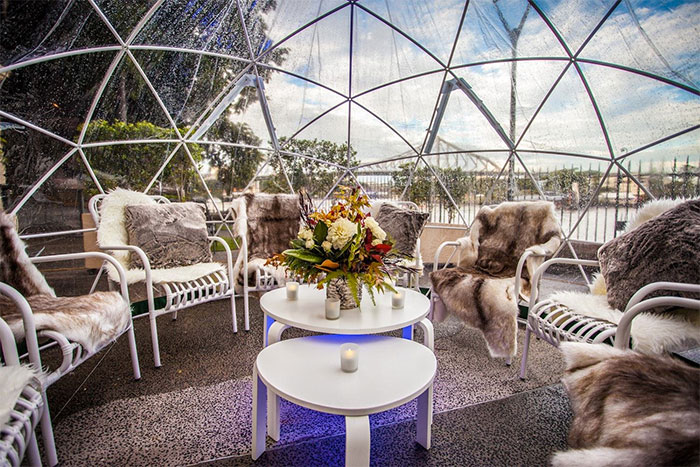 sentarse con amigos iglú cúpula transparente de invernadero