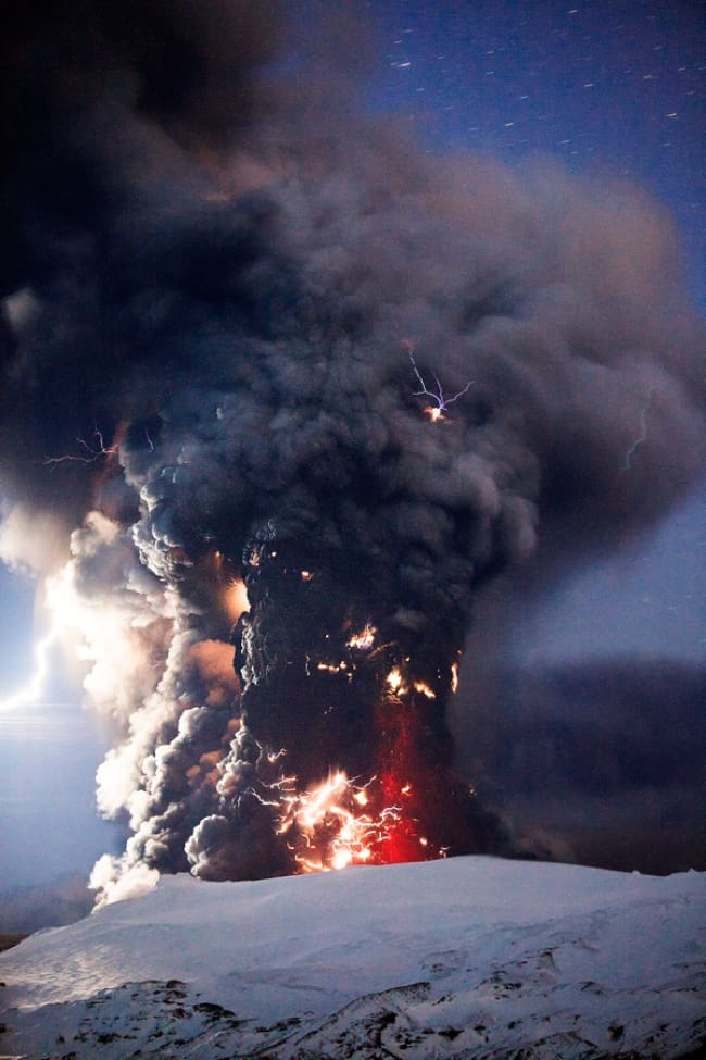 rayos-caen-un volcán-durante una erupción-cosas-reales-que realmente existen