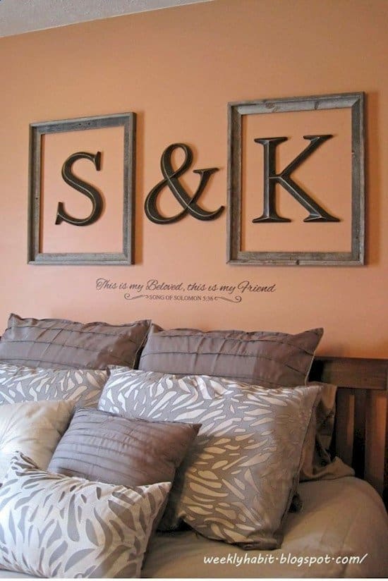 letras enmarcadas sobre la cama