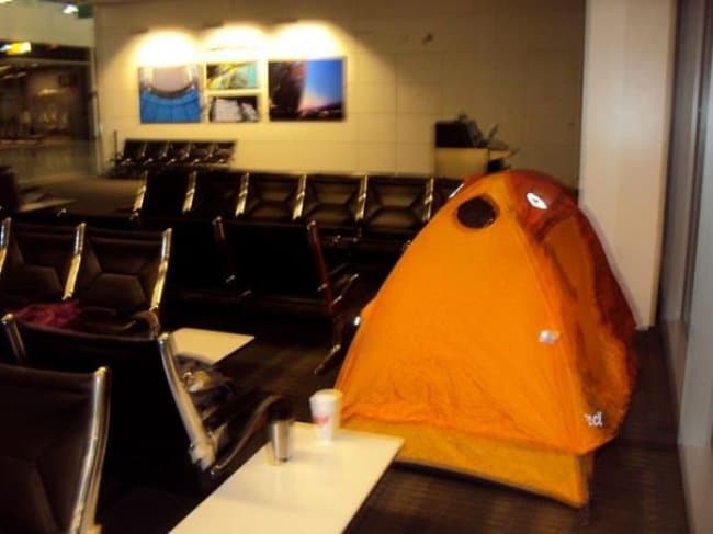 guy_put_up_camping_tent_in_airport_being_strange