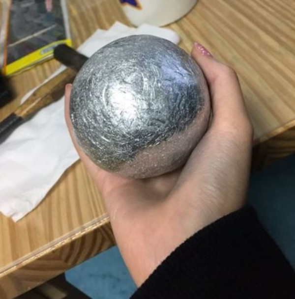 bola de papel de aluminio en el brazo del artesano
