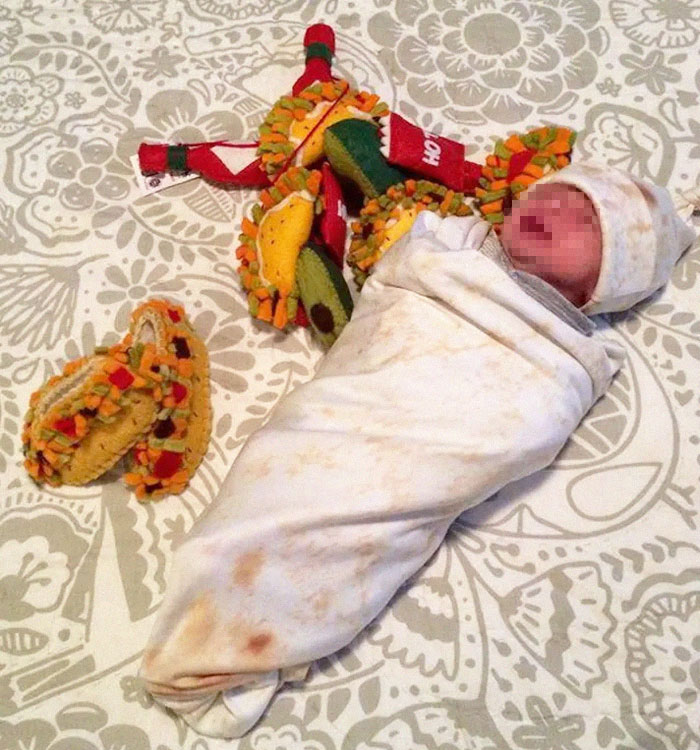 bebé con manta bebé salsa burrito tortilla