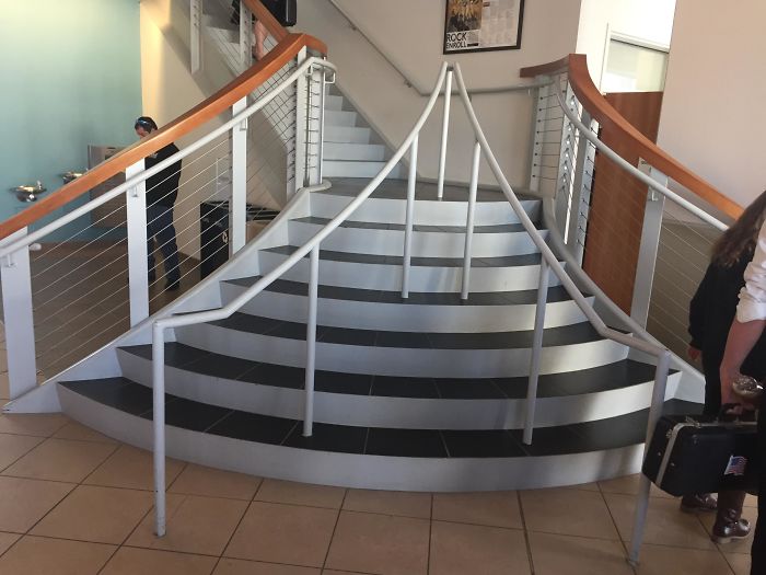 malos diseños de escaleras de la universidad