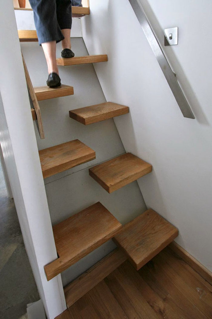 Escaleras de diseño deficiente que ahorran espacio.