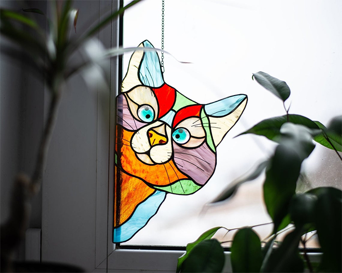 gato solar de vidrio coloreado