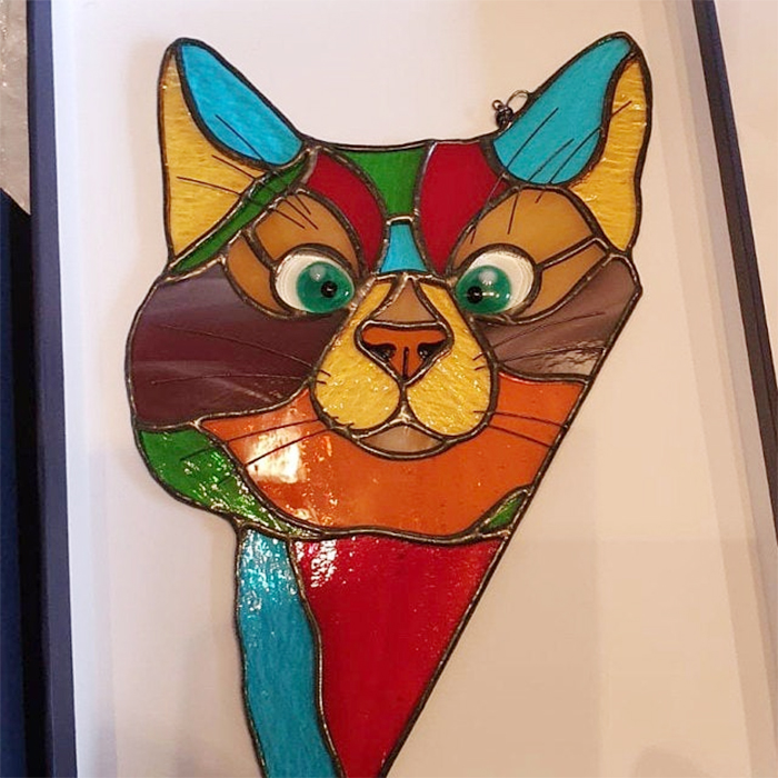 Atrapasueños de gato de vidrieras de colores