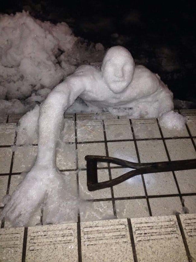 muñeco de nieve alcanzando una pala