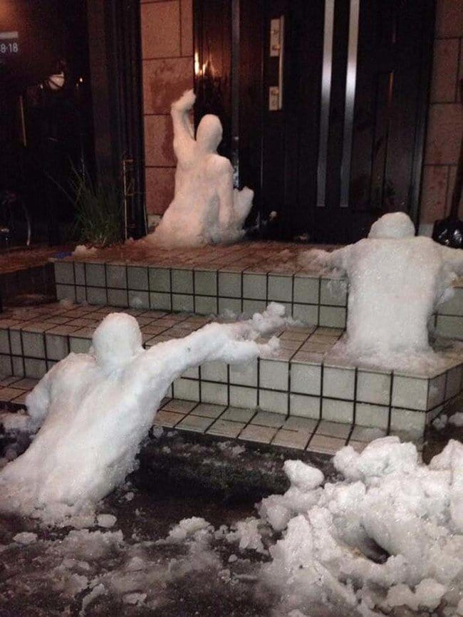 muñecos de nieve que salen del suelo