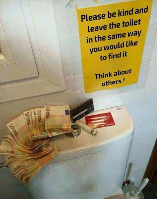 dinero en el baño