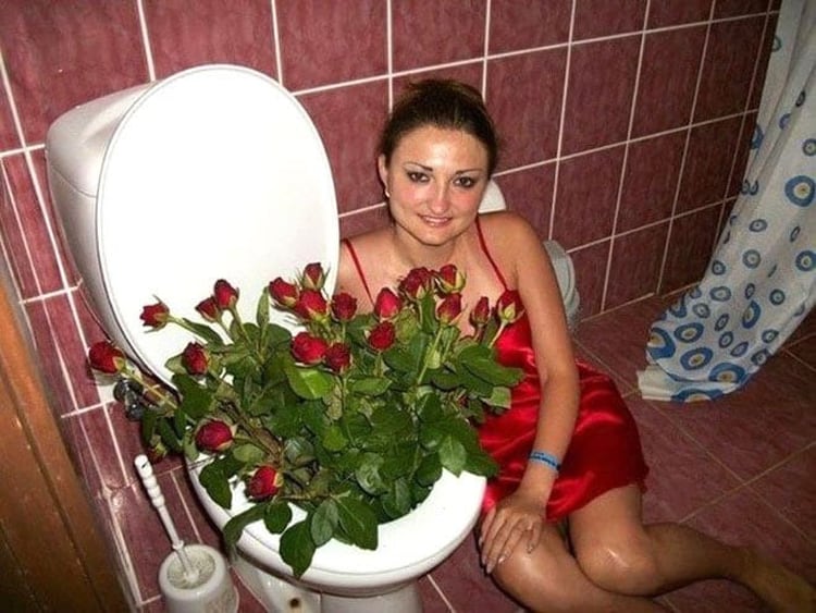 flores-en el baño-cosas extrañas