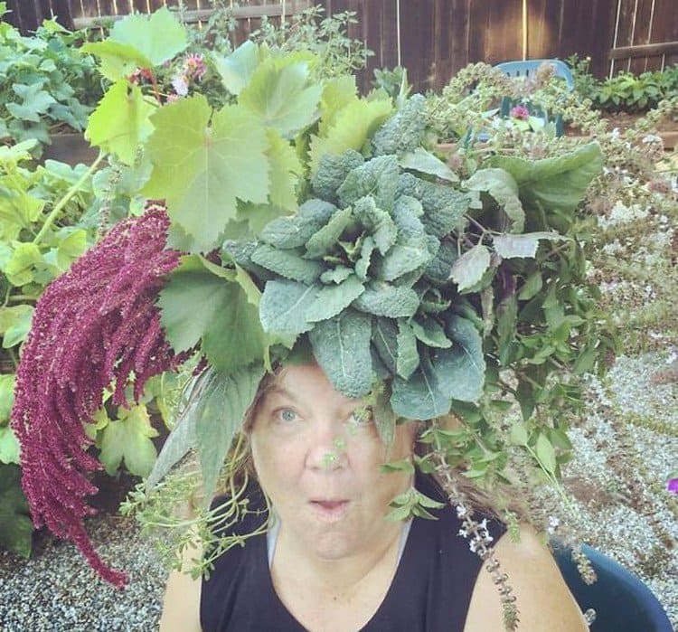 mujer con flores en la cabeza
