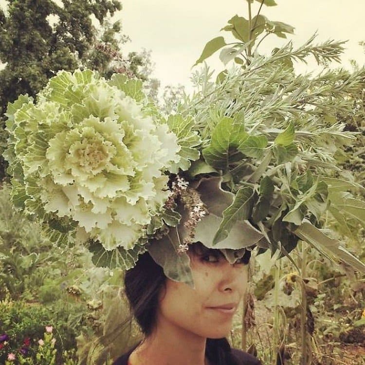 flores verdes en la cabeza