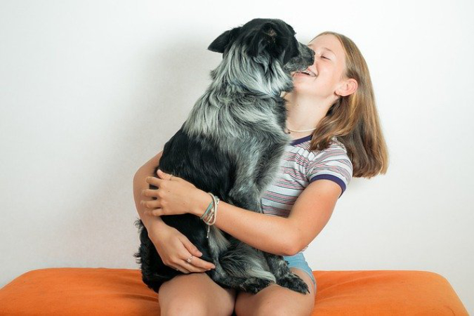 Pixabay-niña-abrazos-con-perro