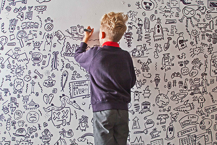 Joe Whale dibujando más garabatos en la pared