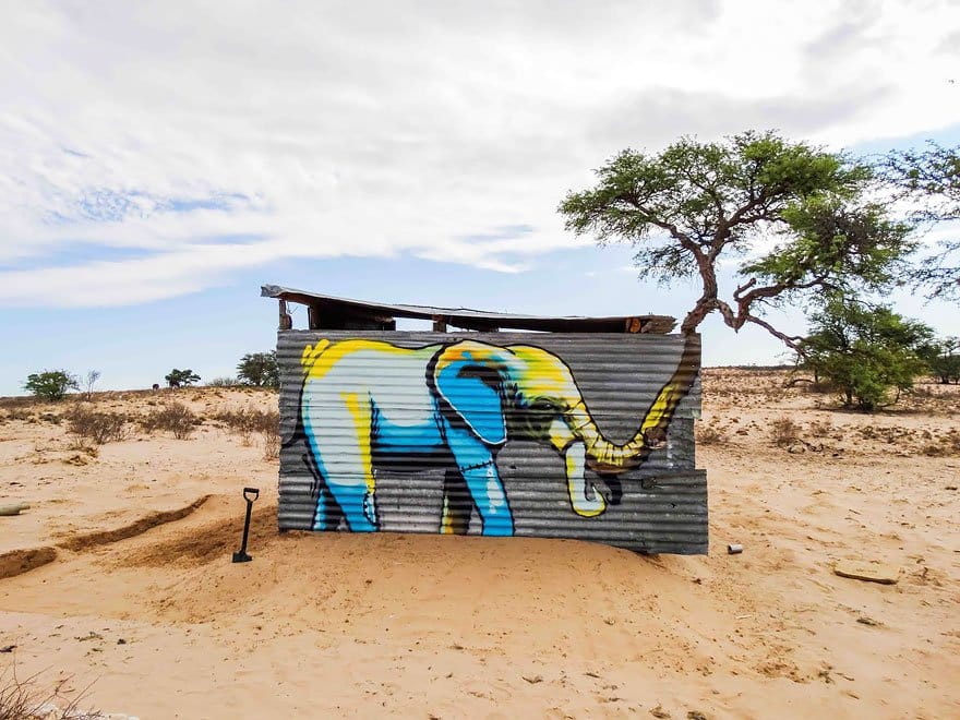 elefante azul-amarillo