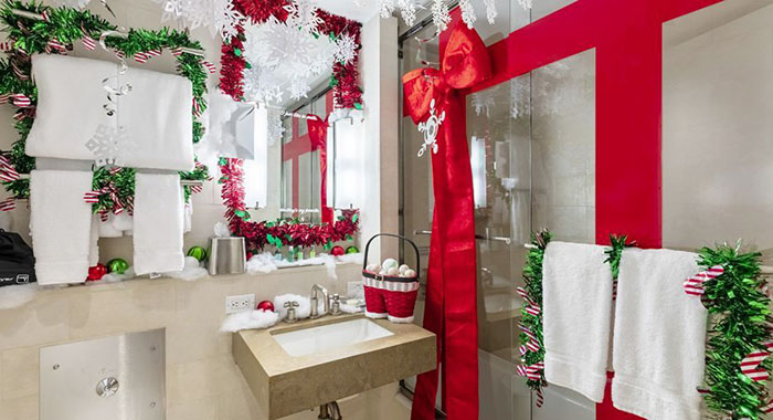 baño con accesorios navideños en el maravilloso set de invierno
