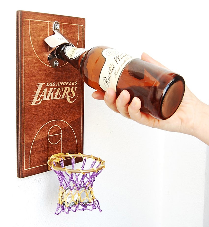 Lakers abriendo una botella de baloncesto.