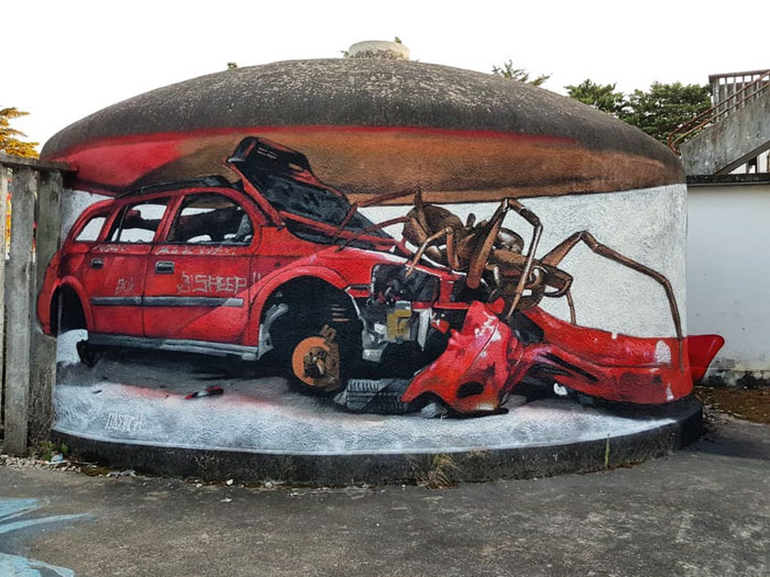 arte táctil coches rojos insectos gigantes transformaciones graffiti objetos autobús artista odeith