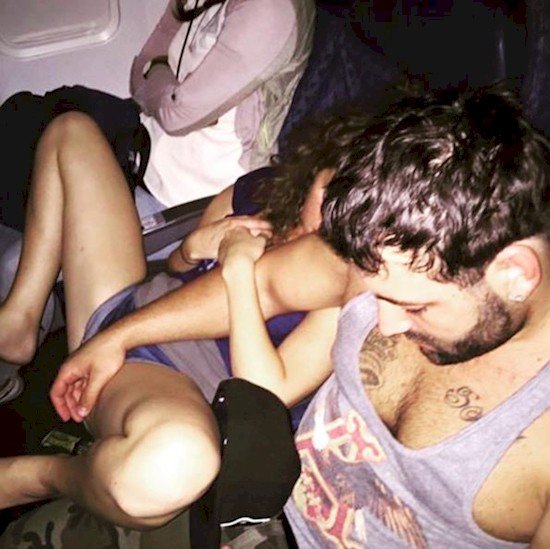 el avión de una pareja borracha