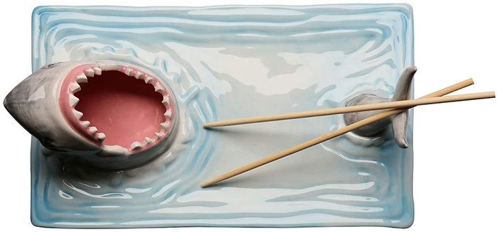plato de sushi de cerámica con ataque de tiburón