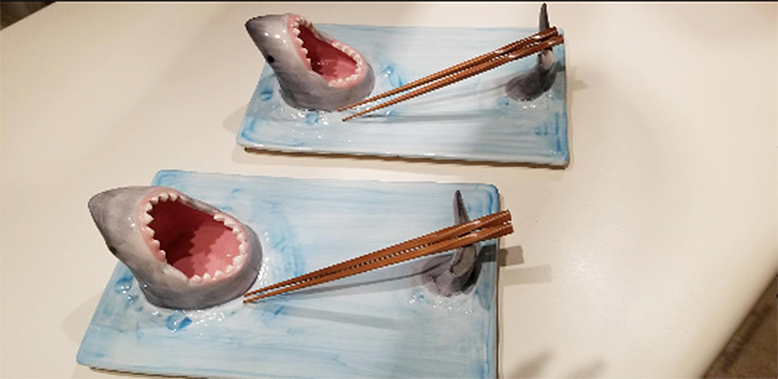 Bandeja de servir inspirada en tiburones con soporte para palillos