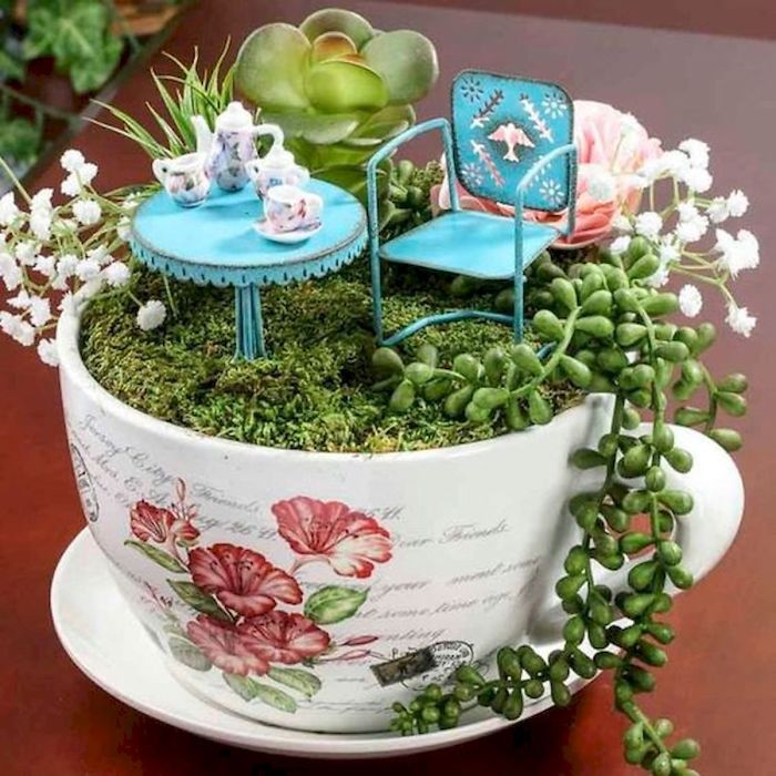paisajes en miniatura en una taza