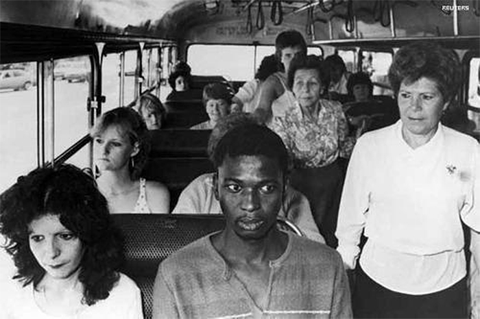 fotos raras hombre negro montando un autobús de pasajeros blanco