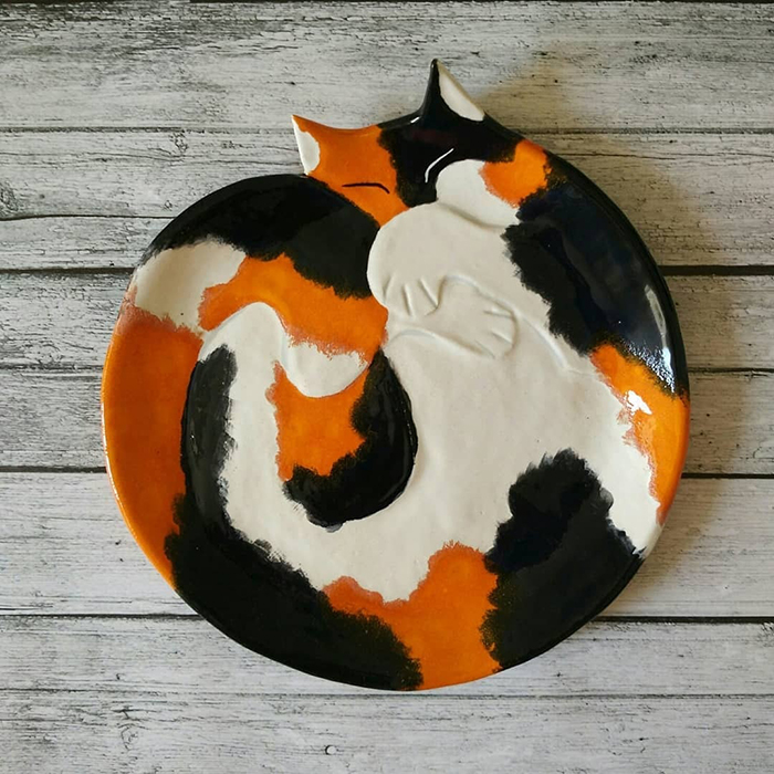 Plato de gato de cerámica blanco naranja negro