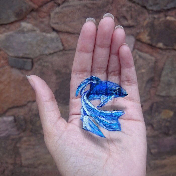 iantha naicker pinturas de manos de peces azules 3d