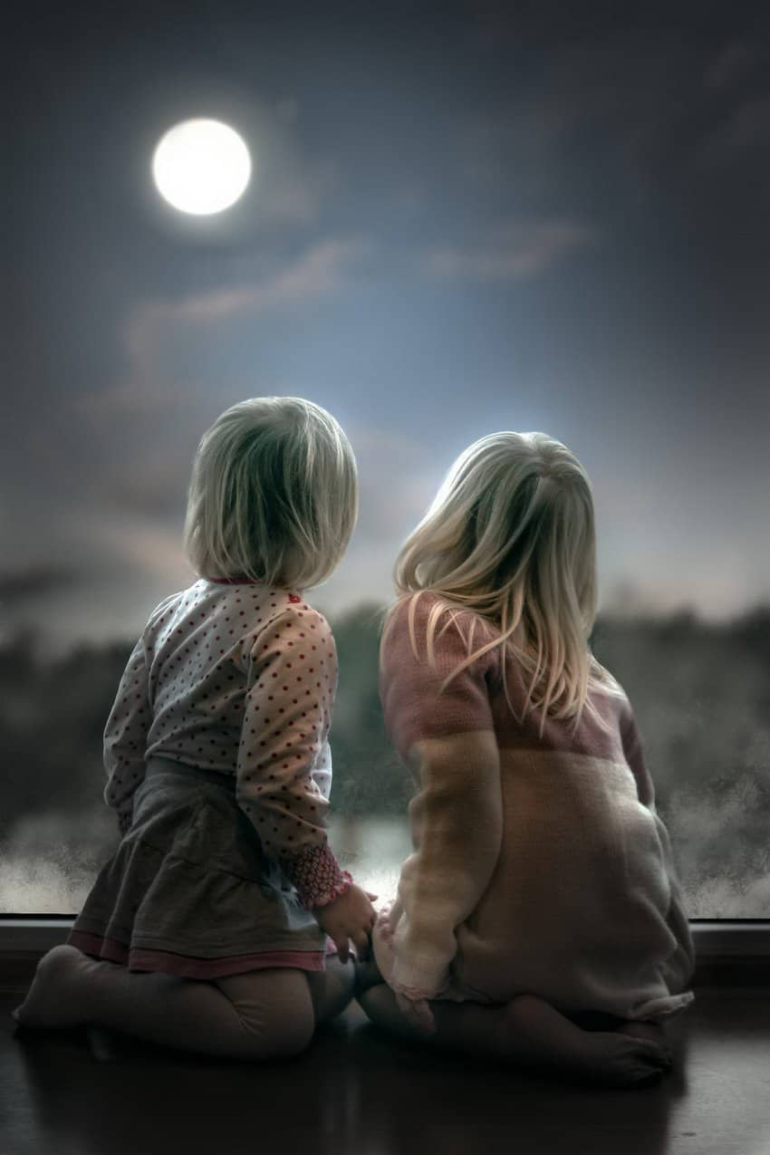 niñas mirando la luna