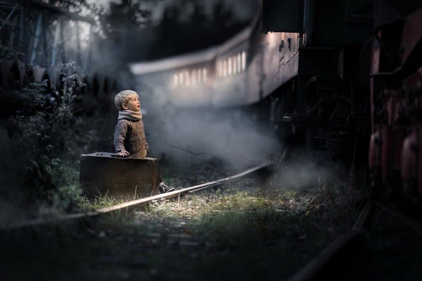 niño pequeño cerca de la vía del tren en stadthagen alemania
