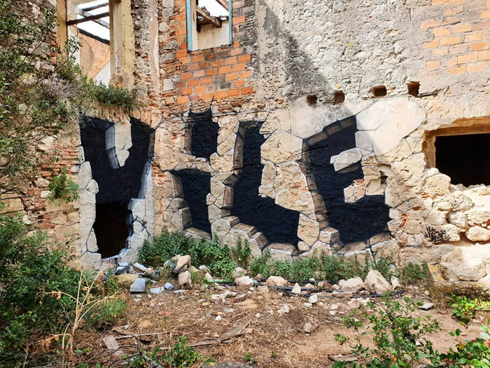 Arte callejero ilusorio vil graffiti agujero de la pared de ladrillo