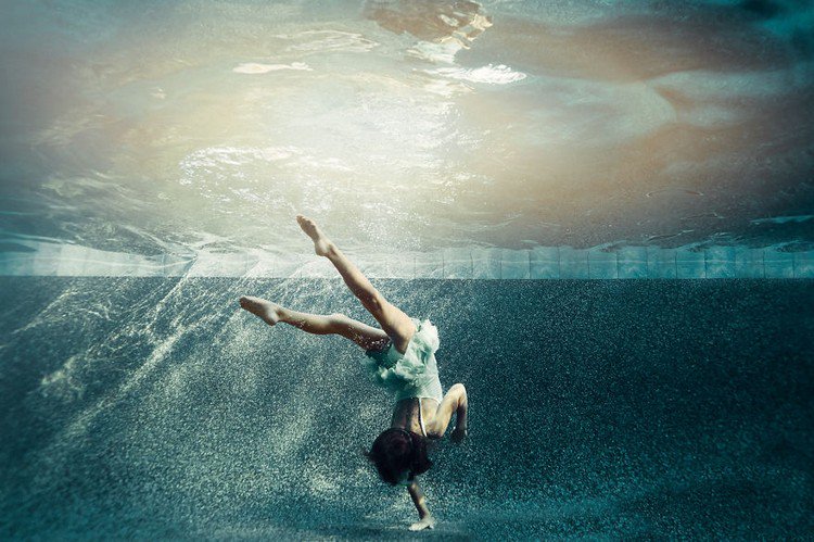 césped de bailarina subacuática moderna